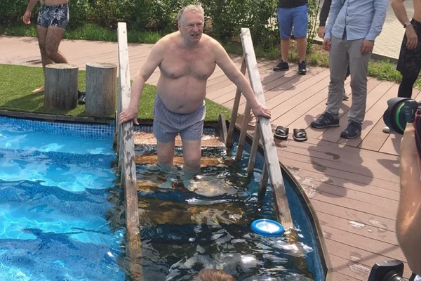 Изображение к статье: Этот политик постоянно опускался все ниже и ниже.