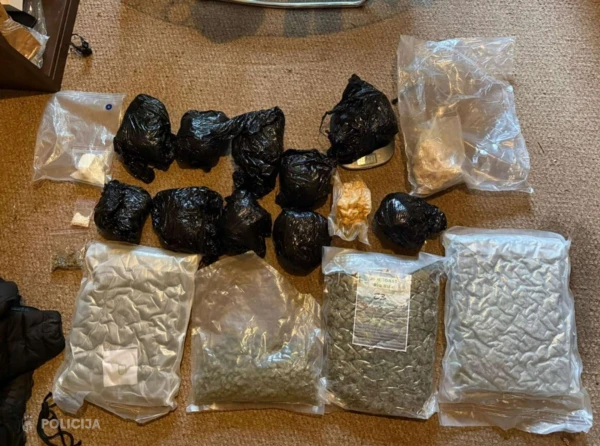 Изображение к статье: Соседи: окна были заклеены днём и ночью — полиция раскрыла наркобизнес в Валдлаучи