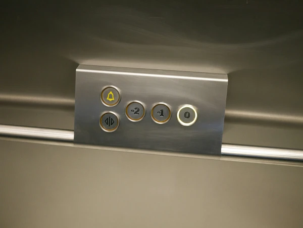 Изображение к статье: В Эстонии в доме престарелых упал лифт с людьми. Причина - в износе деталей