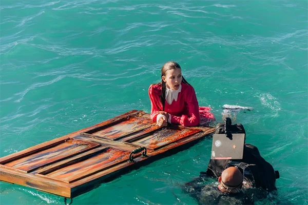 Изображение к статье: Девочке пришлось пуститься в безнадежное плавание.