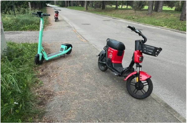 Изображение к статье: По нынешним правилам взять самокат и скутер легко, бросить где угодно также легко - любому подростку...