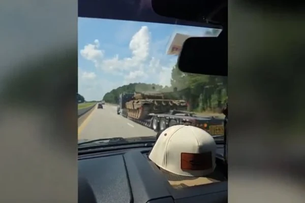 Изображение к статье: Советский танк заметили на дороге в США