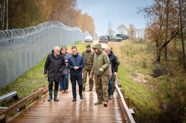 Изображение к статье: Министр хвалит забор на границе, комментаторы сравняли его с землей
