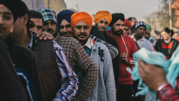 Изображение к статье: Засунули жвачку в волосы: мигранты говорят о росте враждебности в Латвии