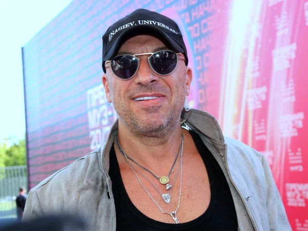 Изображение к статье: Бравый исполнитель роли маньяка Чикатило.