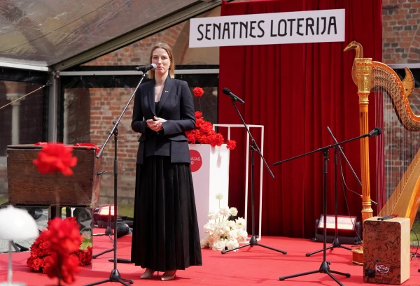 Изображение к статье: Министр культуры Агнесе Лаце тоже в теме: призывает играть в Senatnes loterija.