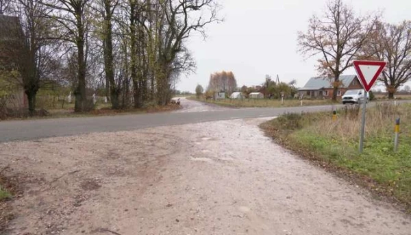 Изображение к статье: Под Цесисом авто наехал на лежащего на обочние мужчину. Это не первый случай, когда кто-то лежит на проезжей части