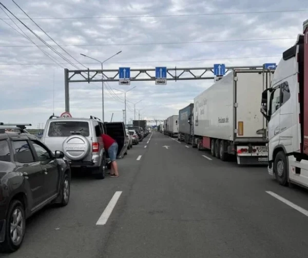 Изображение к статье: Заторы начали образовываться еще летом, а сейчас достигли апогея.