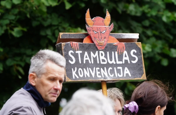 Изображение к статье: Раскол на латышских и русских уже забыт. Теперь политики ЛР дружно делятся на стамбульских и анти-стамбульских