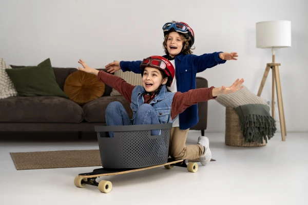 Изображение к статье: Рижские пенсионеры жалуются на шумных детей: что с ними делать – связать?