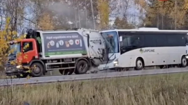 Изображение к статье: В Марупском крае столкнулись мусоровоз и автобус