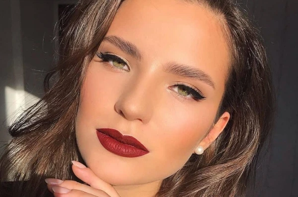 Изображение к статье: Как модно накрасить губы зимой 2025-2026:  5 самых трендовых оттенков помады