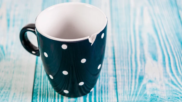 Изображение к статье: Опасность на кухне: почему нельзя есть из треснутой посуды