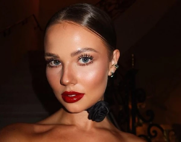 Изображение к статье: 27-летняя невестка певицы Валерии наслаждается бульварами Парижа