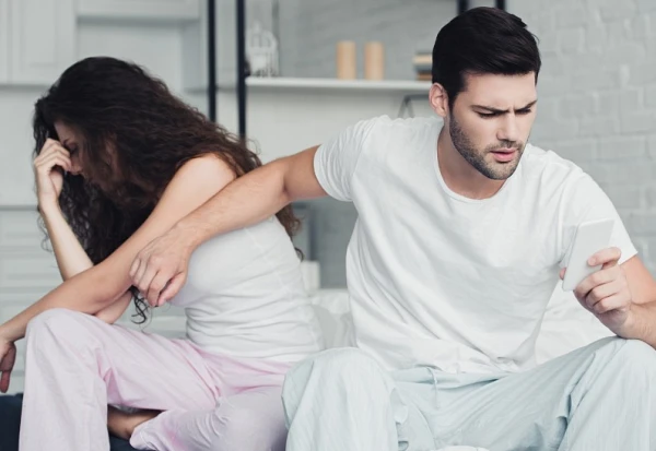 Изображение к статье: Контролирует ли вас партнер через социальные сети? Признаки цифрового абьюза