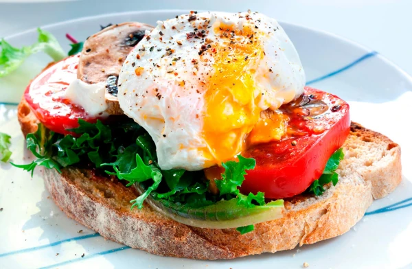 Изображение к статье: Как приготовить яйца-пашот за 45 секунд: секрет от повара