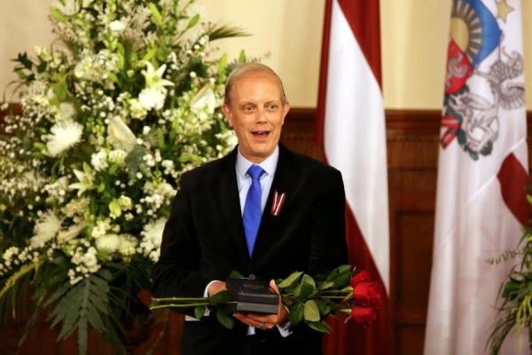 Изображение к статье: Известные в Латвии журналист и певец удивлены размерами своей пенсии. Но как-то по-разному