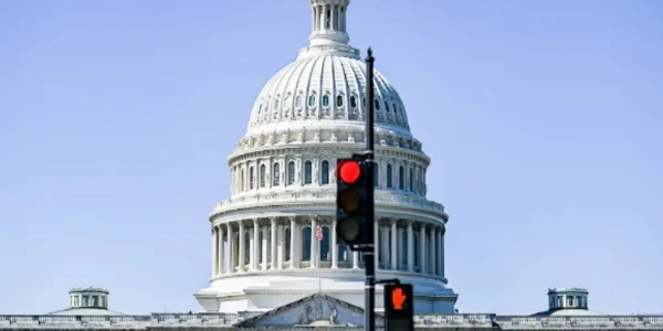 Изображение к статье: В Вашингтоне в последние месяцы все время горит красный свет.