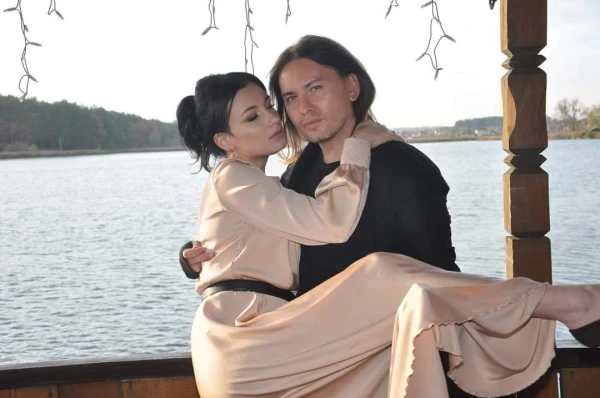 Изображение к статье: Госпожу Приходько в крепких руках держит певец Алекс Луна.