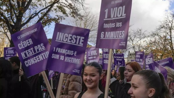 Изображение к статье: Юные француженки готовы за себя постоять.