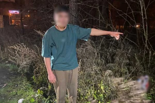 Изображение к статье: Арестованный указывает на место преступления.