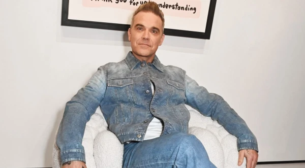 Изображение к статье: Робби Уильямсу уютно в изобретенном им кресле интроверта