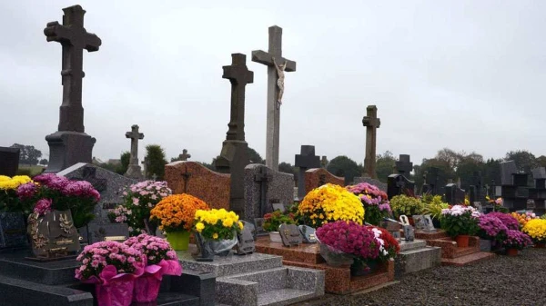 Изображение к статье: Осенние надгробия украшают яркими цветами.