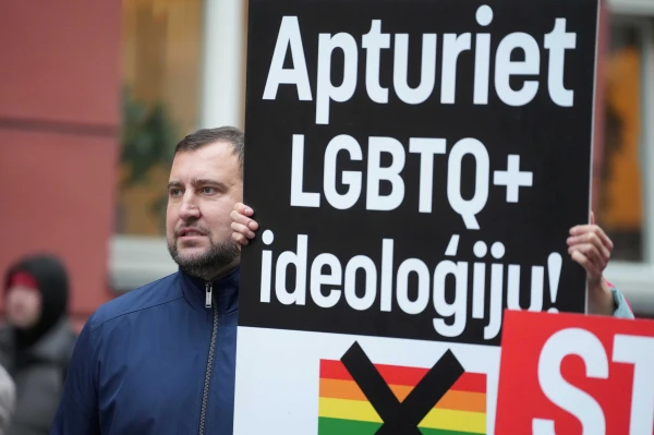 Изображение к статье: Противники конвенции провели пикет у здания Сейма.