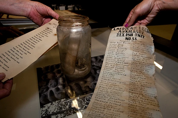 Изображение к статье: Свитки из капсулы времени 1929-1931 годов, в которой хранится свиток с автографами Американского легиона и Женского вспомогательного корпуса.