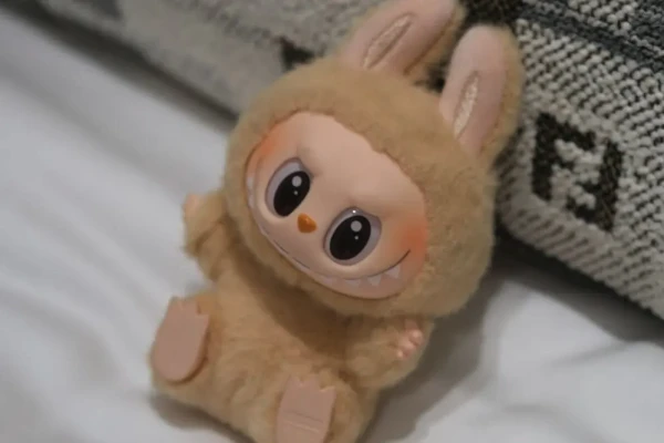 Изображение к статье: Тягу взрослых людей к детским игрушкам объяснили