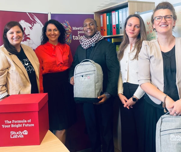 Изображение к статье: Иностранцы, направляющиеся на учебу в ЛР, получили рюкзаки.