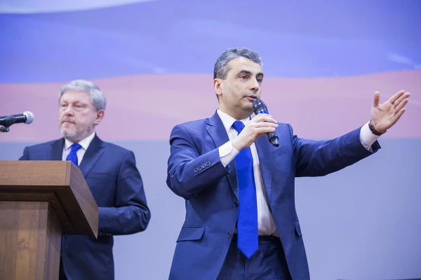 Изображение к статье: Господа Явлинский и Шлосберг пошли в разные стороны.