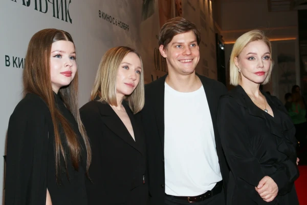 Изображение к статье: Вдова Олега Табакова Марина Зудина пришла вместе с сыном Павлом и дочкой Машей. Компанию им составила девушка Павла Ксения Ермоленко.