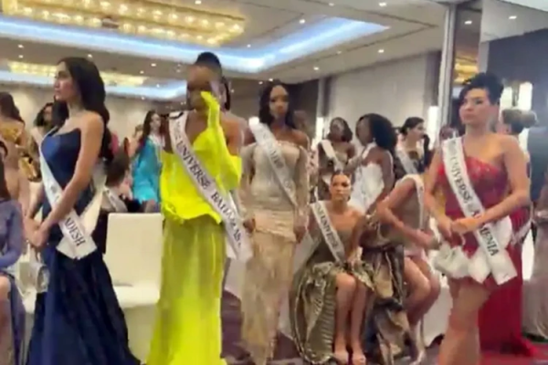 Олар ұйықтап жатқанда оның қынапшасын аяқтады. Толық әйелдермен жетілген порно