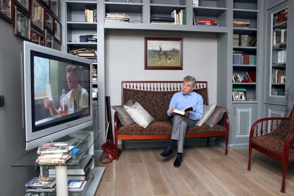 Изображение к статье: В таких условиях жил популярный ведущий.