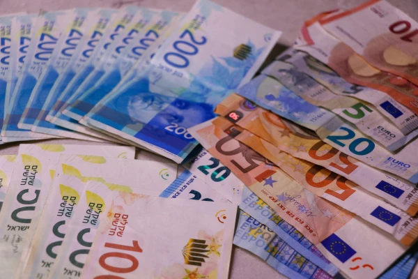 Изображение к статье: Сэкономить на политиках: партиям Латвии раздадут на 760 тысяч евро меньше, чем планировалось