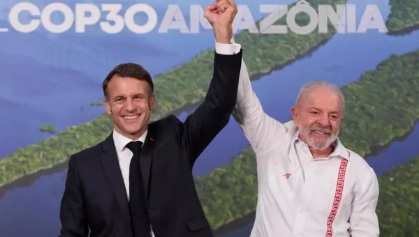 Изображение к статье: Президент Бразилии Луис Инасиу Лула да Силва (справа) и президент Франции Эмманюэль Макрон позируют для фотографов после встречи в рамках 30-й конференции ООН по изменению климата (COP30) в Белене, Бразилия.