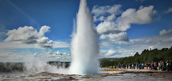 Изображение к статье: Извержения гейзеров привлекают туристов.
