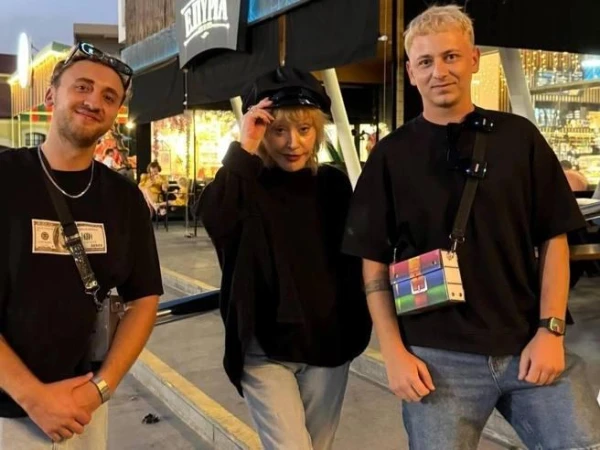 Изображение к статье: Алла Борисовна среди поклонников на острове Афродиты.