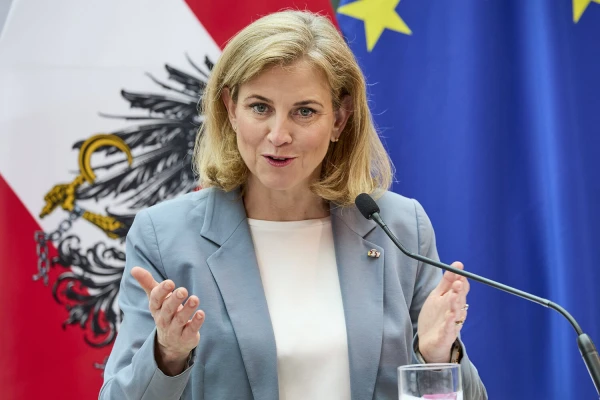 Изображение к статье: Министр иностранных дел Австрии Беате Майнль-Райзингер.