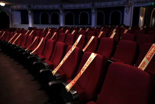 Изображение к статье: Кресла из кинотеатра Splendid Palace решили продать