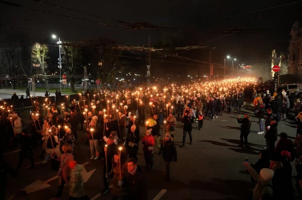 Изображение к статье: «Вперёд - с огнём!» Сотни человек приняли участие в факельном шествии в Риге в день Лачплесиса