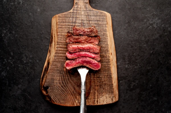 Изображение к статье: Почему можно есть говядину «с кровью», а курицу нельзя?