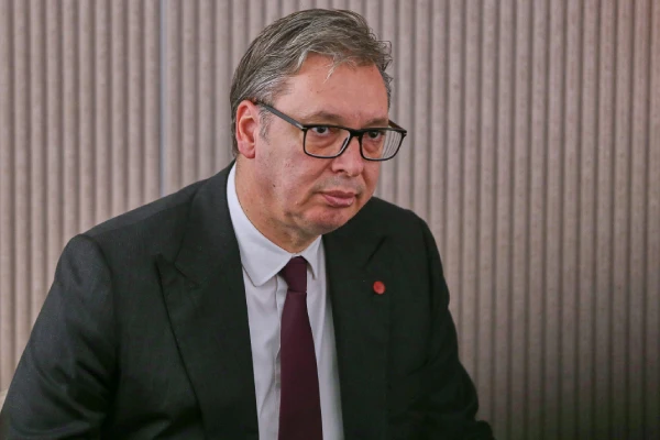 Изображение к статье: Официальному Белграду нелегко усидеть между двух стульев.