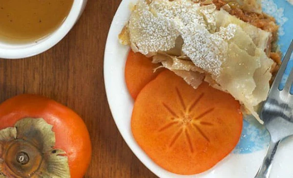 Изображение к статье: Необычный рецепт: готовим штрудель с хурмой