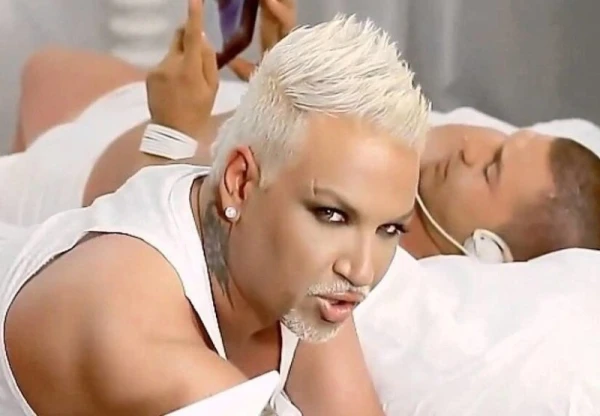 Изображение к статье: Сменивший имидж исполнитель песни «Мразиш» вышел на сцену в корсете