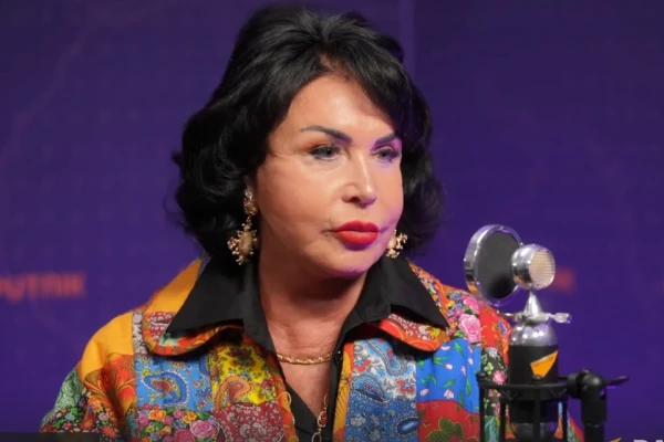 Изображение к статье: Народная певица от скромности не умрет.