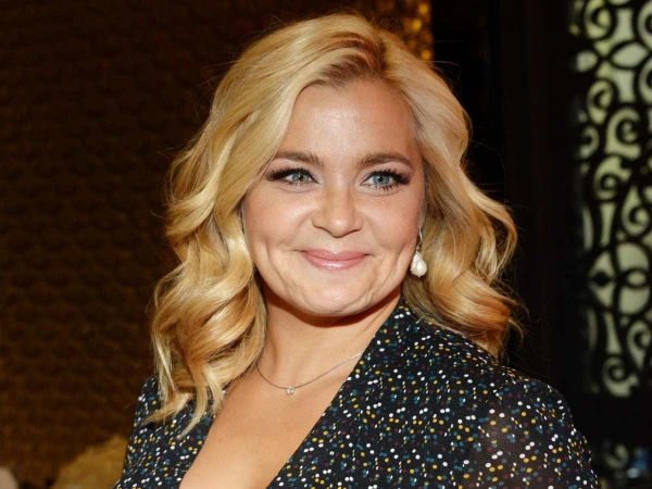 Изображение к статье: Знакомство 47-летней блондинки с молодым бойфрендом состоялось на съемках сериала «Царская прививка».