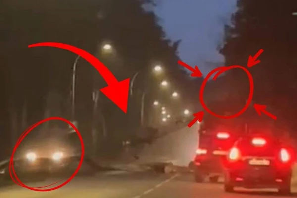 Изображение к статье: Жесть! В Юрмале на трассе лесовоз не опустил манипулятор - хотите видеть, что было?