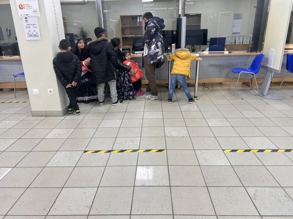 Изображение к статье: К нам табор! - Латышка шокирована увиденным в Управлении гражданства и миграции